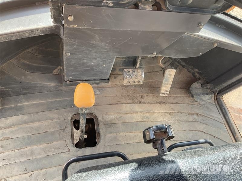 Mecalac 6MDX 6 ton 4x4 Dumper 側卸礦車