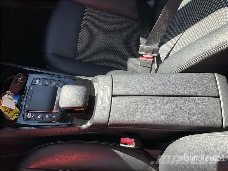 Mercedes-Benz GLB 180D 2WD SUV Kistehergépjárművek