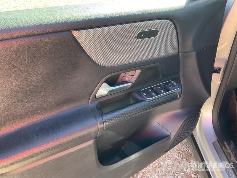 Mercedes-Benz GLB 180D 2WD SUV Kistehergépjárművek