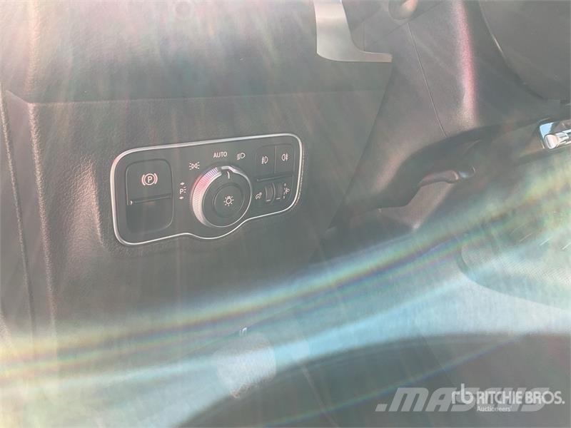 Mercedes-Benz GLB 180D 2WD SUV Kistehergépjárművek