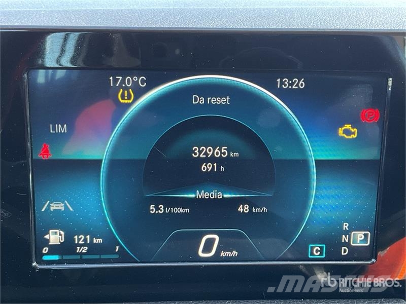 Mercedes-Benz GLB 180D 2WD SUV Kistehergépjárművek