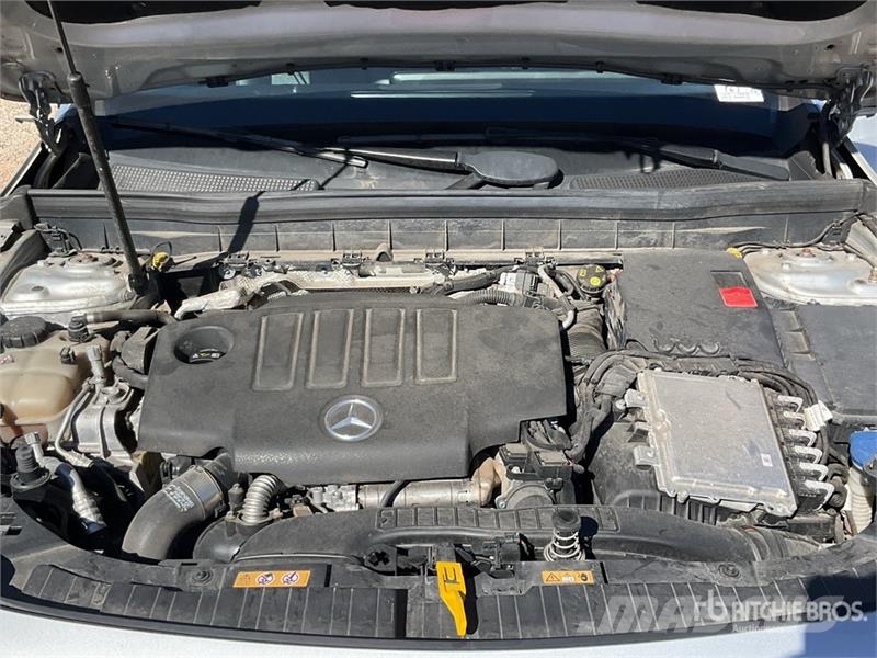 Mercedes-Benz GLB 180D 2WD SUV Kistehergépjárművek