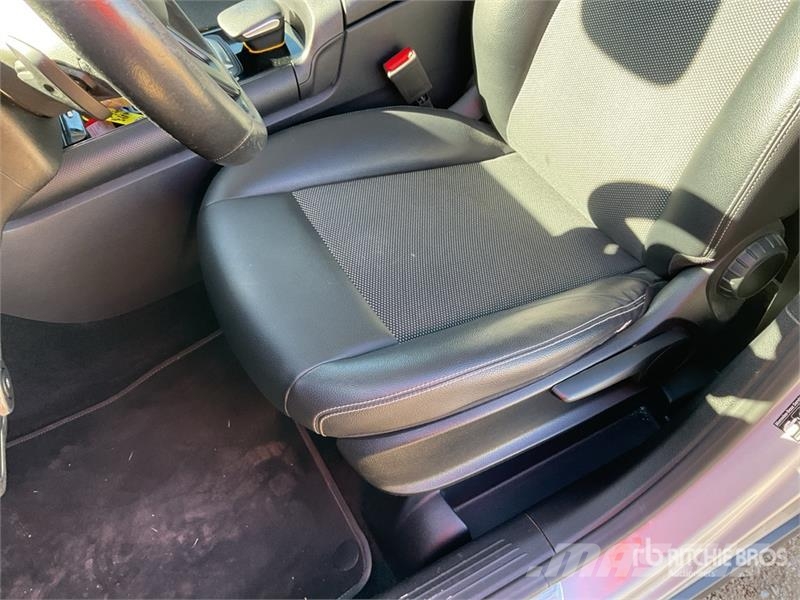 Mercedes-Benz GLB 180D 2WD SUV Kistehergépjárművek