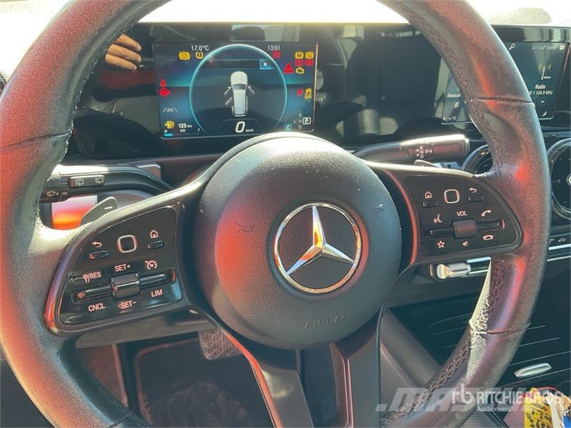 Mercedes-Benz GLB 180D 2WD SUV Kistehergépjárművek