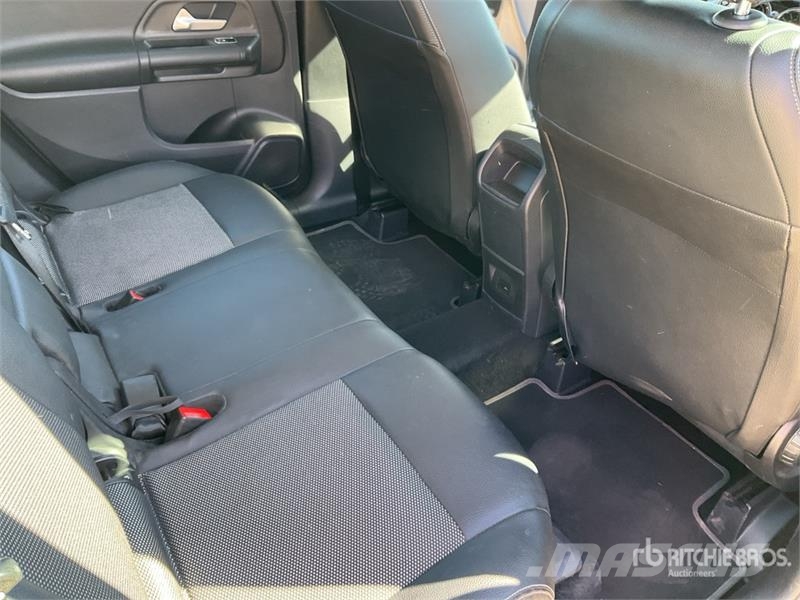 Mercedes-Benz GLB 180D 2WD SUV Kistehergépjárművek