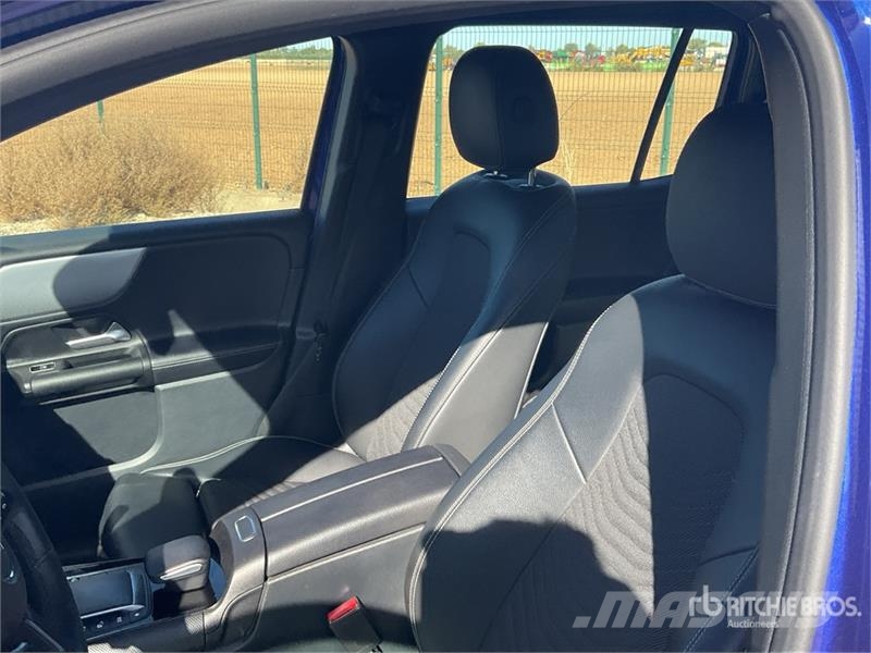 Mercedes-Benz GLB 200 D SUV 汽车