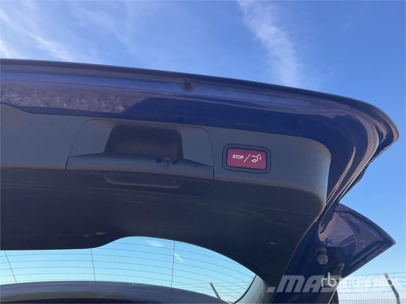 Mercedes-Benz GLB 200 D SUV 汽车