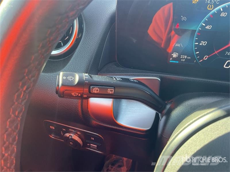 Mercedes-Benz GLB 200 D SUV 汽车