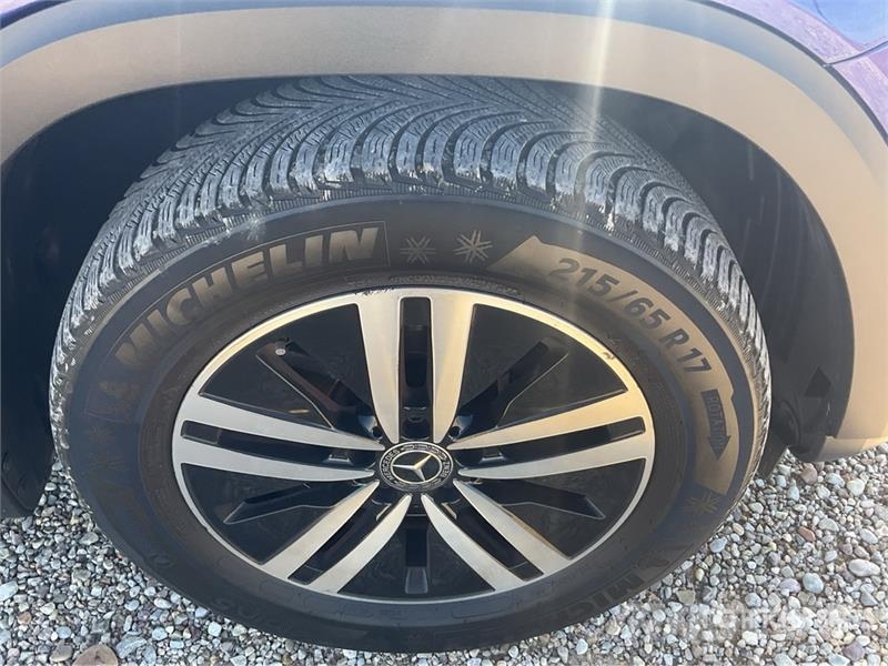 Mercedes-Benz GLB 200 D SUV 汽车