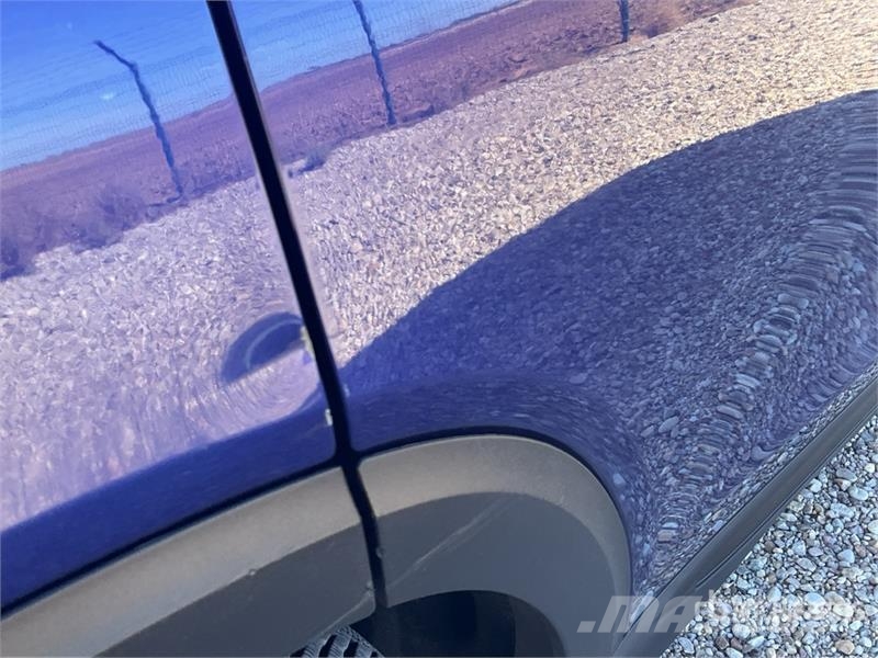 Mercedes-Benz GLB 200 D SUV 汽车