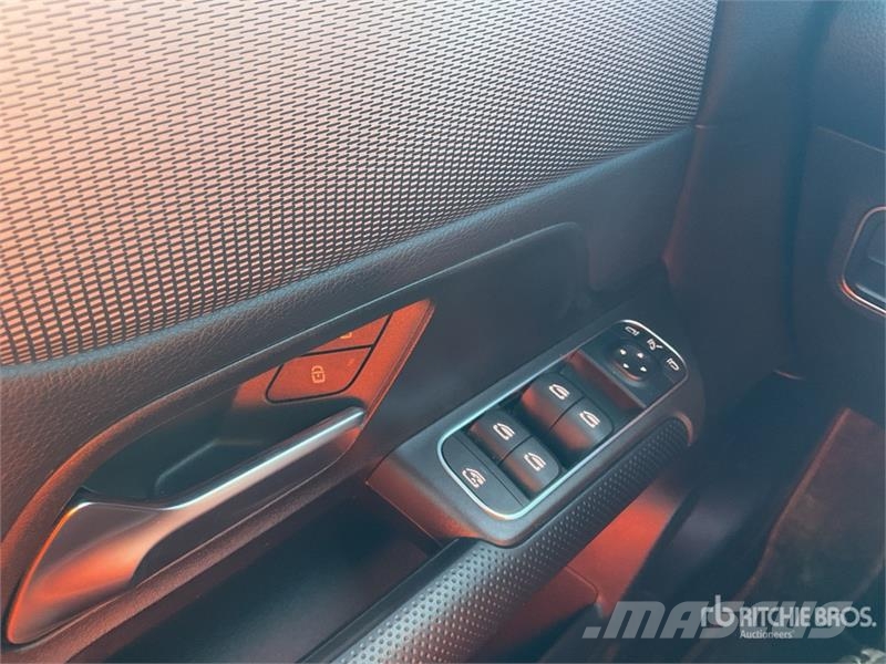 Mercedes-Benz GLB 200 D SUV 汽车