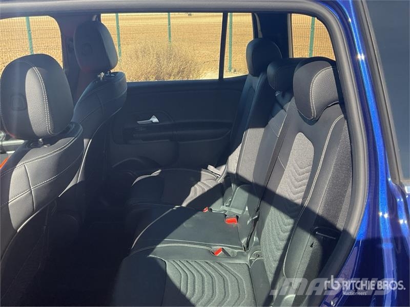 Mercedes-Benz GLB 200 D SUV 汽车