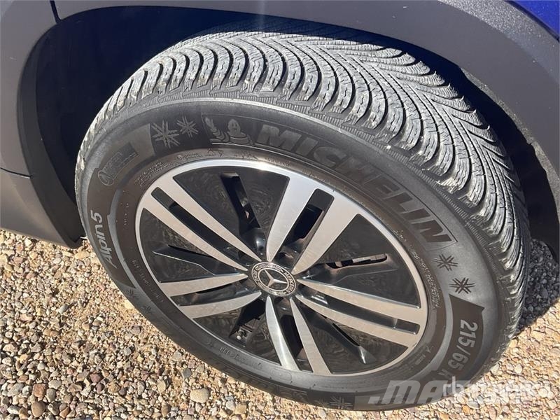 Mercedes-Benz GLB 200 D SUV 汽车