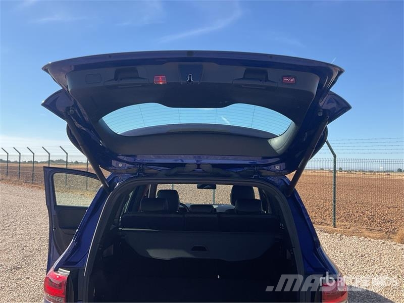 Mercedes-Benz GLB 200 D SUV 汽车