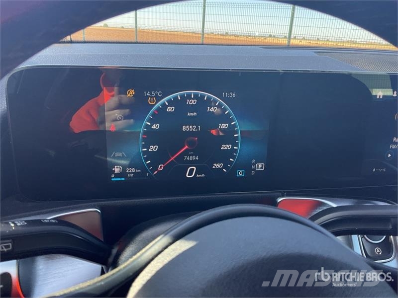 Mercedes-Benz GLB 200 D SUV 汽车