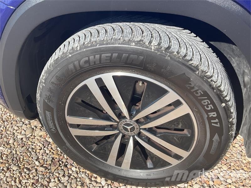 Mercedes-Benz GLB 200 D SUV 汽车