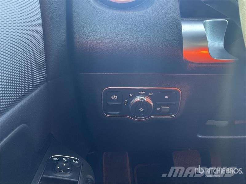 Mercedes-Benz GLB 200 D SUV 汽车