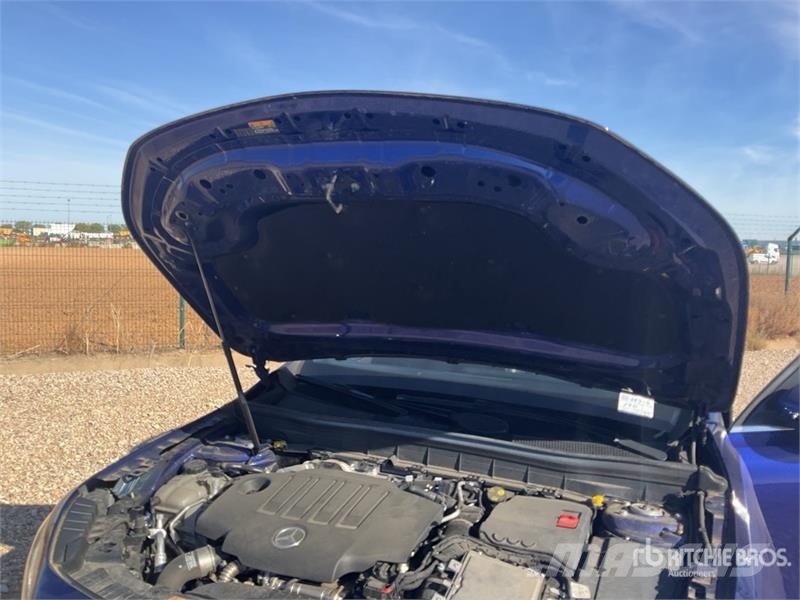 Mercedes-Benz GLB 200 D SUV 汽车