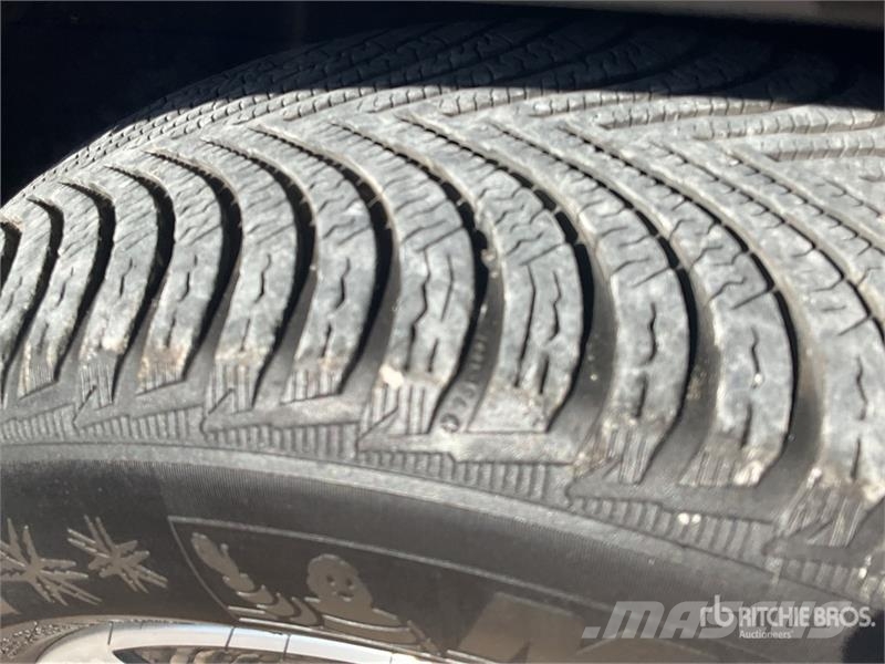 Mercedes-Benz GLB 200 D SUV 汽车