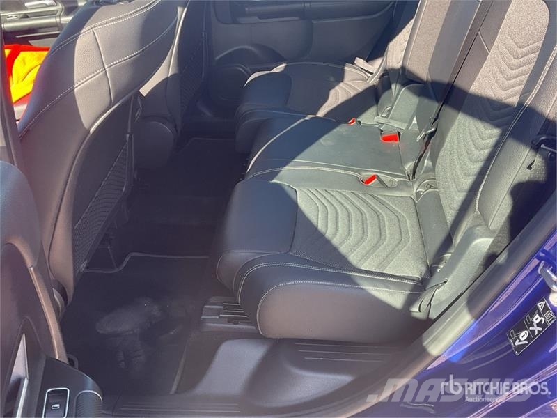 Mercedes-Benz GLB 200 D SUV 汽车