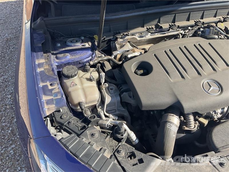 Mercedes-Benz GLB 200 D SUV 汽车