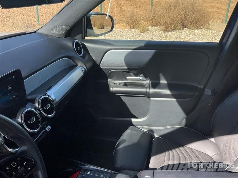 Mercedes-Benz GLB 200 D SUV 汽车