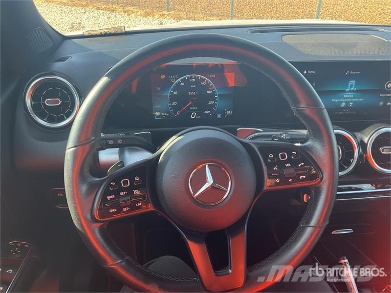 Mercedes-Benz GLB 200 D SUV 汽车