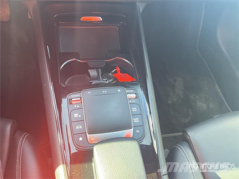 Mercedes-Benz GLB 200 D SUV 汽车