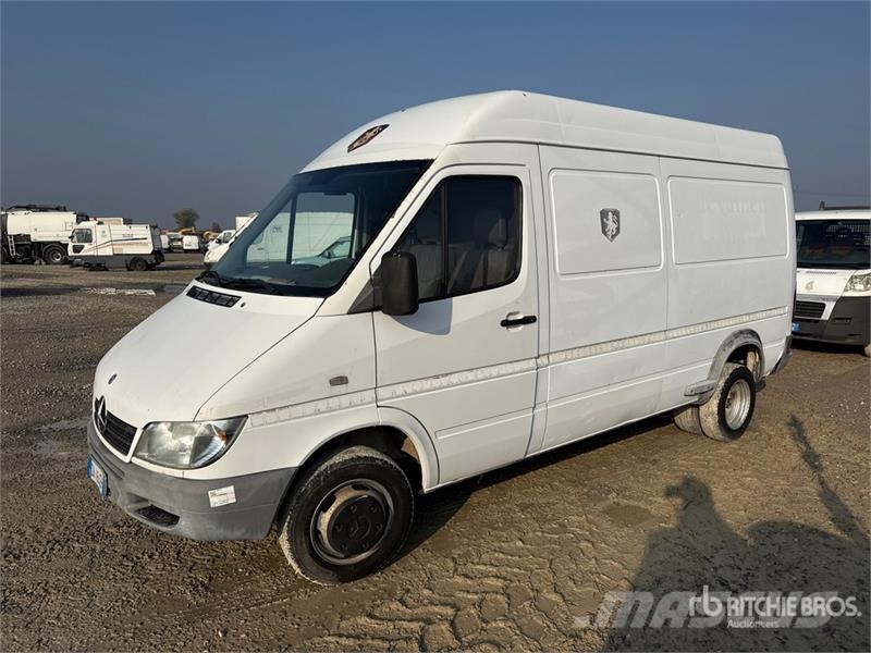Mercedes-Benz SPRINTER Cargo Van (Inoperable) شاحنة مقفلة