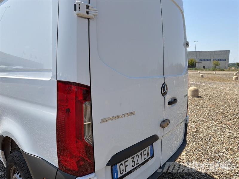 Mercedes-Benz Sprinter 311CDI Cargo Van Pakettiautot