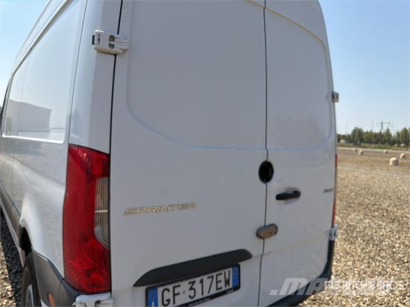 Mercedes-Benz Sprinter 311CDI Cargo Van Pakettiautot
