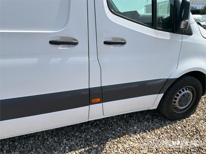 Mercedes-Benz Sprinter 311CDI Cargo Van Pakettiautot