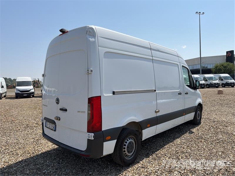 Mercedes-Benz Sprinter 311CDI Cargo Van Pakettiautot
