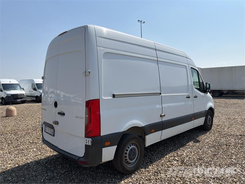 Mercedes-Benz Sprinter 311CDI Cargo Van Pakettiautot
