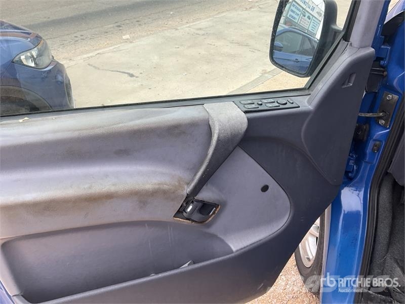 Mercedes-Benz Vito 112 CDI Cargo Van Панельні фургони
