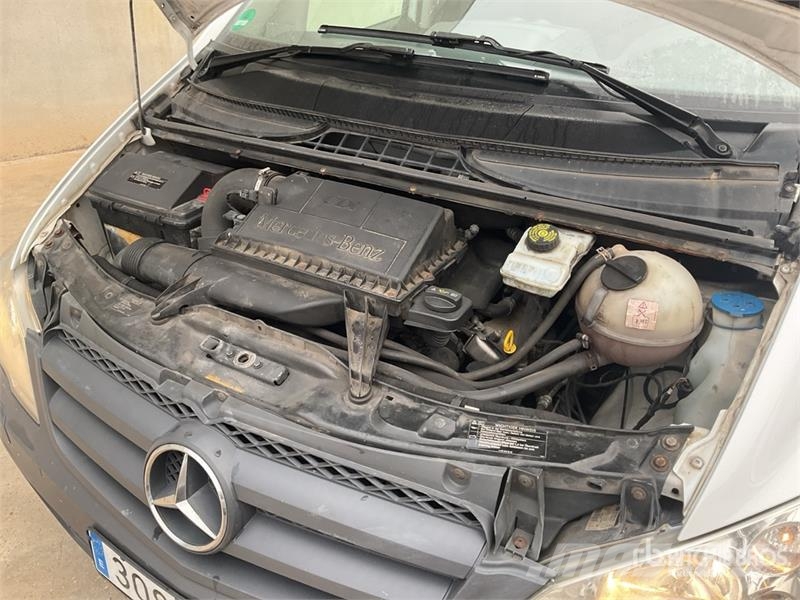 Mercedes-Benz Vito 9 Passenger Van 廂式貨物運輸車