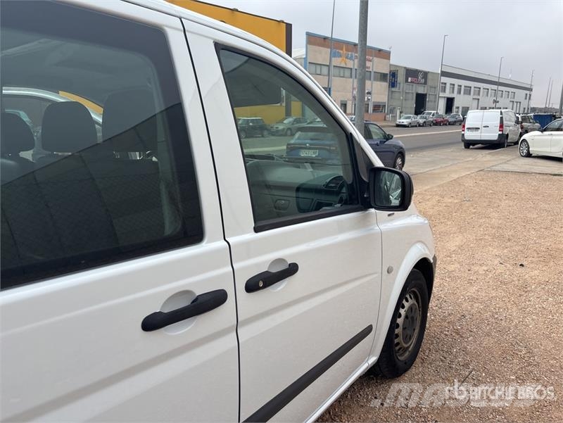 Mercedes-Benz Vito 9 Passenger Van 廂式貨物運輸車