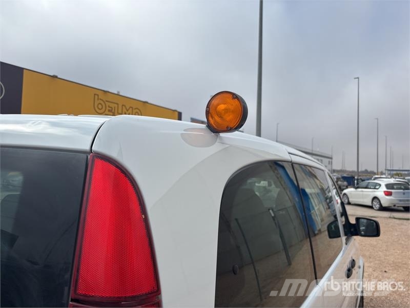 Mercedes-Benz Vito 9 Passenger Van 廂式貨物運輸車