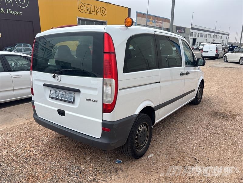 Mercedes-Benz Vito 9 Passenger Van 廂式貨物運輸車