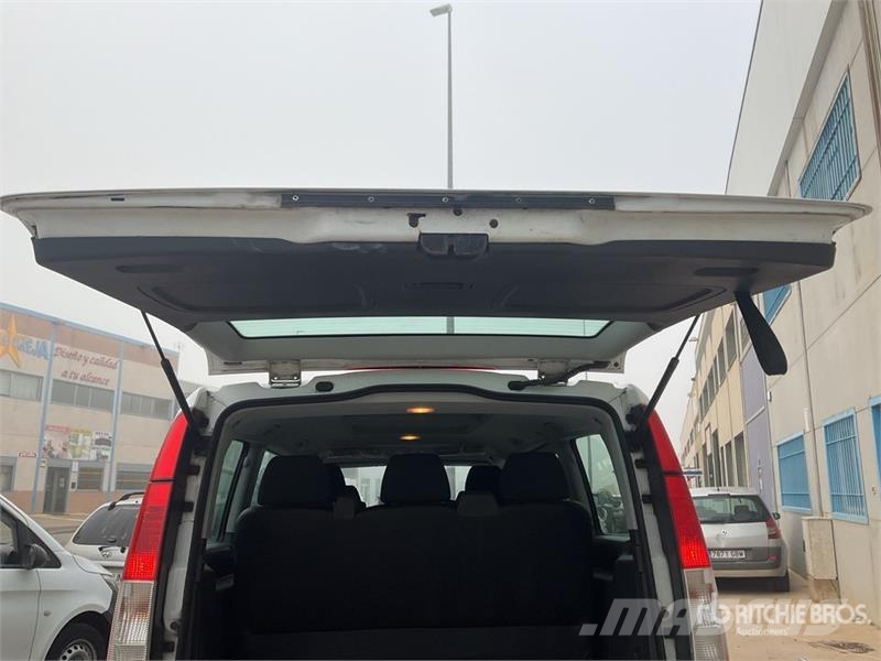Mercedes-Benz Vito 9 Passenger Van 廂式貨物運輸車