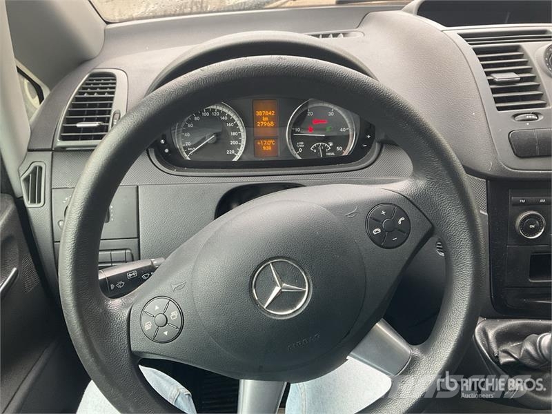 Mercedes-Benz Vito 9 Passenger Van 廂式貨物運輸車