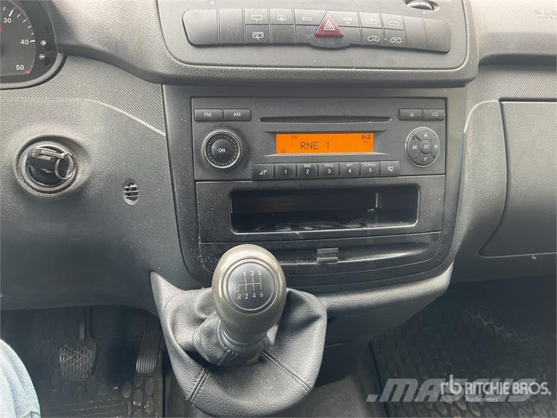 Mercedes-Benz Vito 9 Passenger Van 廂式貨物運輸車