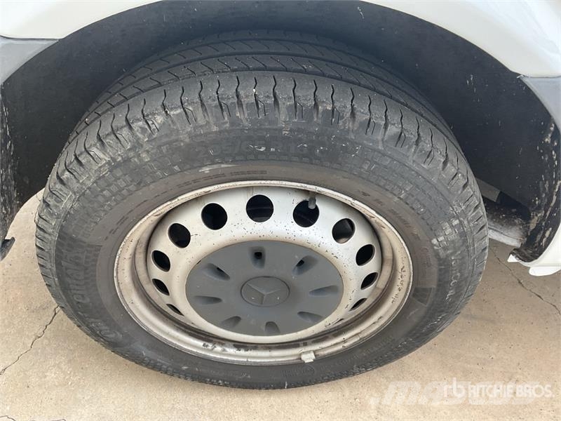 Mercedes-Benz Vito 9 Passenger Van 廂式貨物運輸車