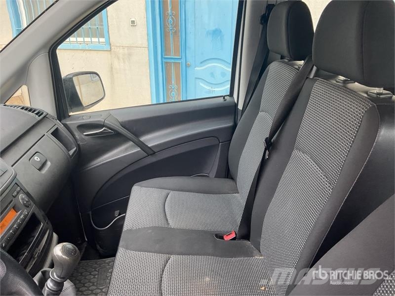 Mercedes-Benz Vito 9 Passenger Van 廂式貨物運輸車