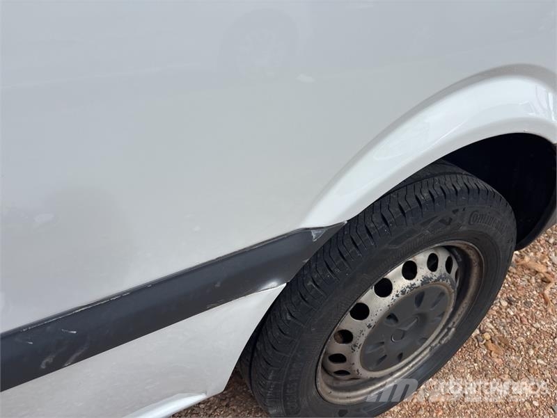 Mercedes-Benz Vito 9 Passenger Van 廂式貨物運輸車