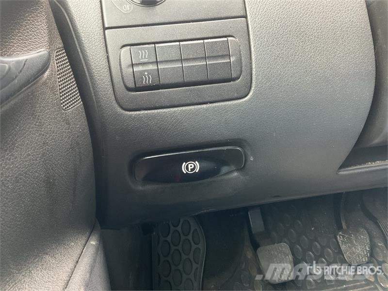Mercedes-Benz Vito 9 Passenger Van 廂式貨物運輸車