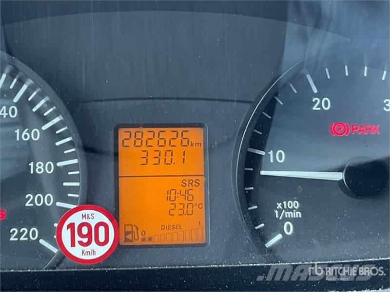 Mercedes-Benz Vito 9 Passenger Van 廂式貨物運輸車