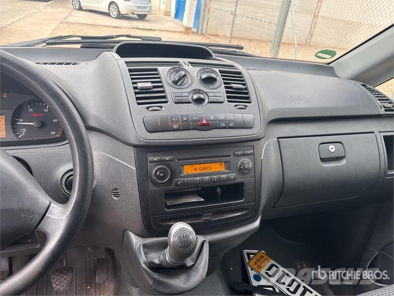 Mercedes-Benz Vito 9 Passenger Van 廂式貨物運輸車