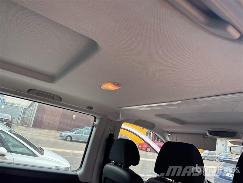 Mercedes-Benz Vito 9 Passenger Van 廂式貨物運輸車