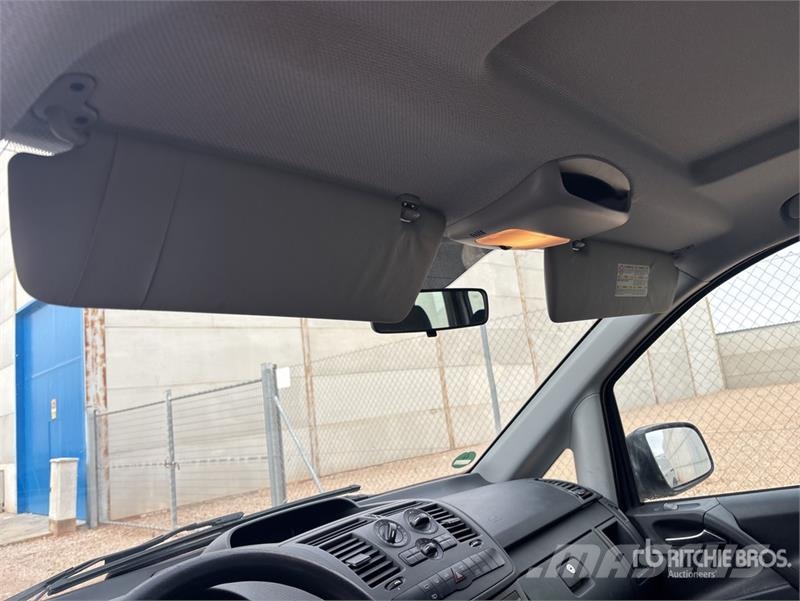 Mercedes-Benz Vito 9 Passenger Van 廂式貨物運輸車